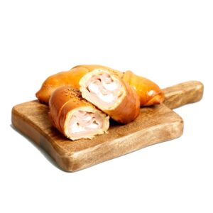 Cachitos de pavo y queso horneados, masa hojaldrada dorada