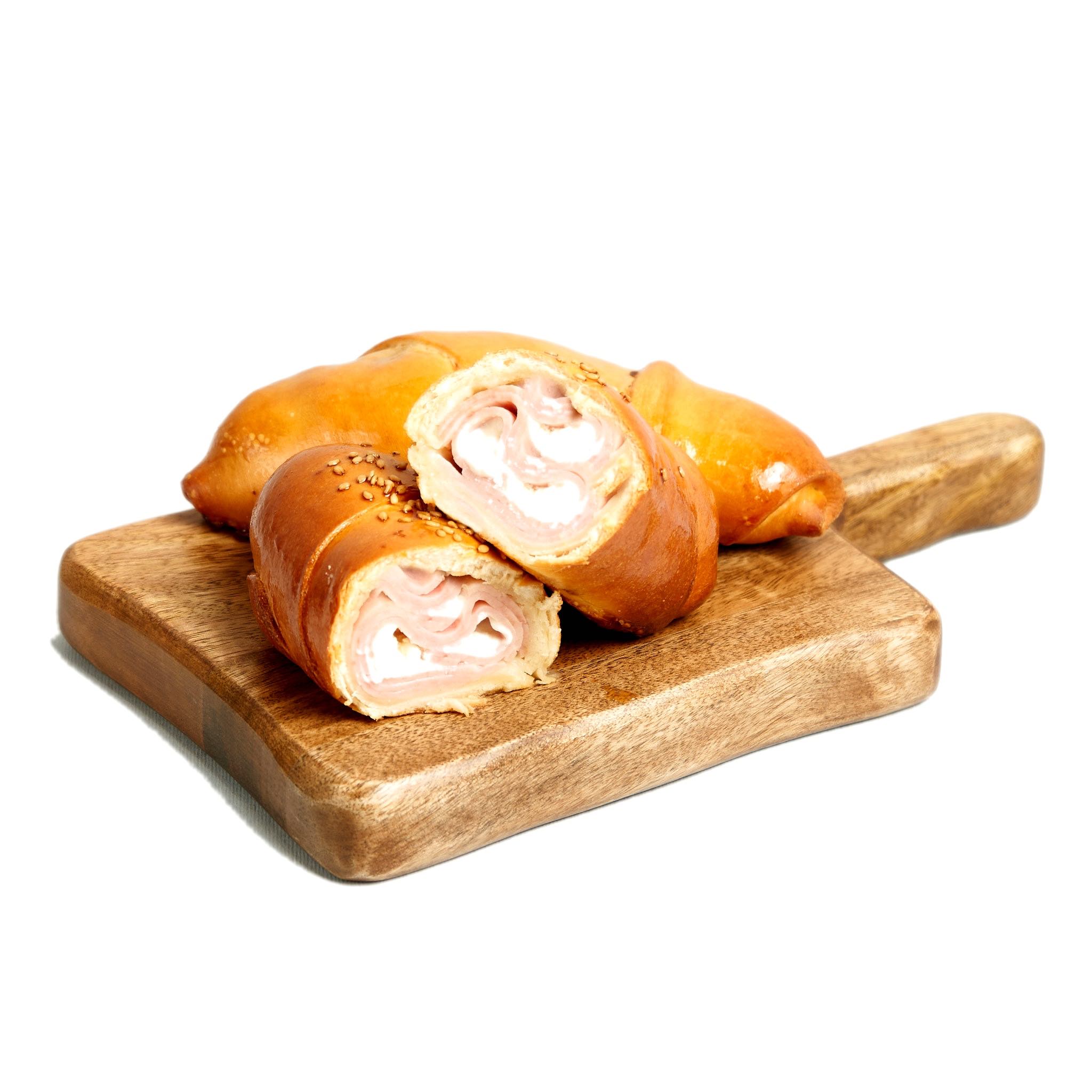 Cachitos de pavo y queso horneados, masa hojaldrada dorada