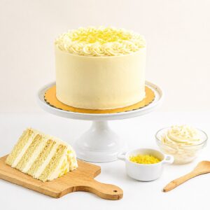 Tarta de limón artesanal jugosa, corte mostrando el bizcocho