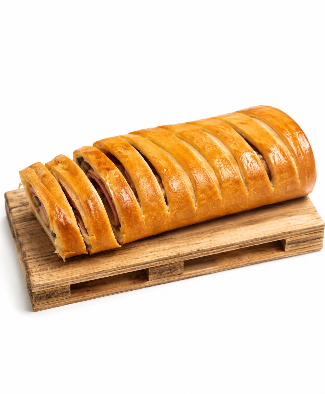 Pan de jamón venezolano artesanal recién horneado, corte mostrando el relleno