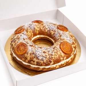 Roscón de Reyes artesanal decorado con fruta escarchada