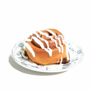 Roll de canela artesanal con glaseado dulce recién horneado