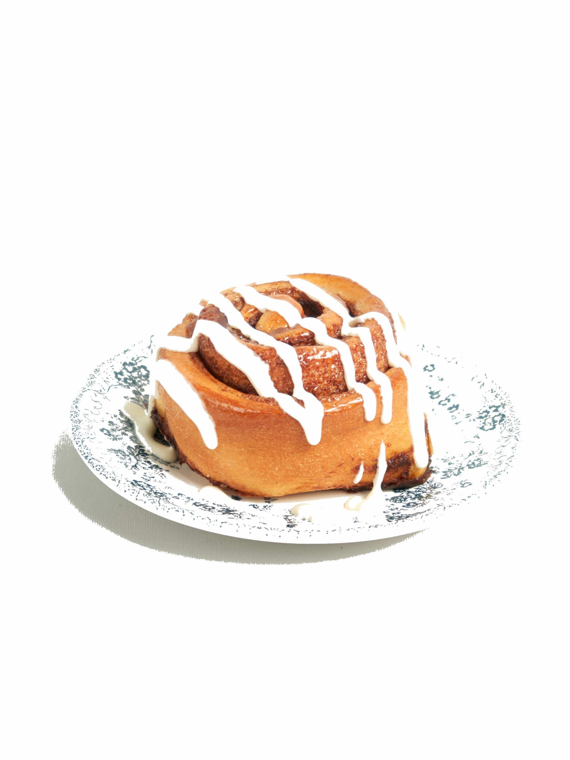Roll de canela artesanal con glaseado dulce recién horneado