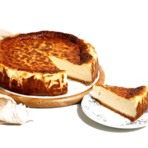 Tarta de queso artesanal cremosa recién horneada, vista superior